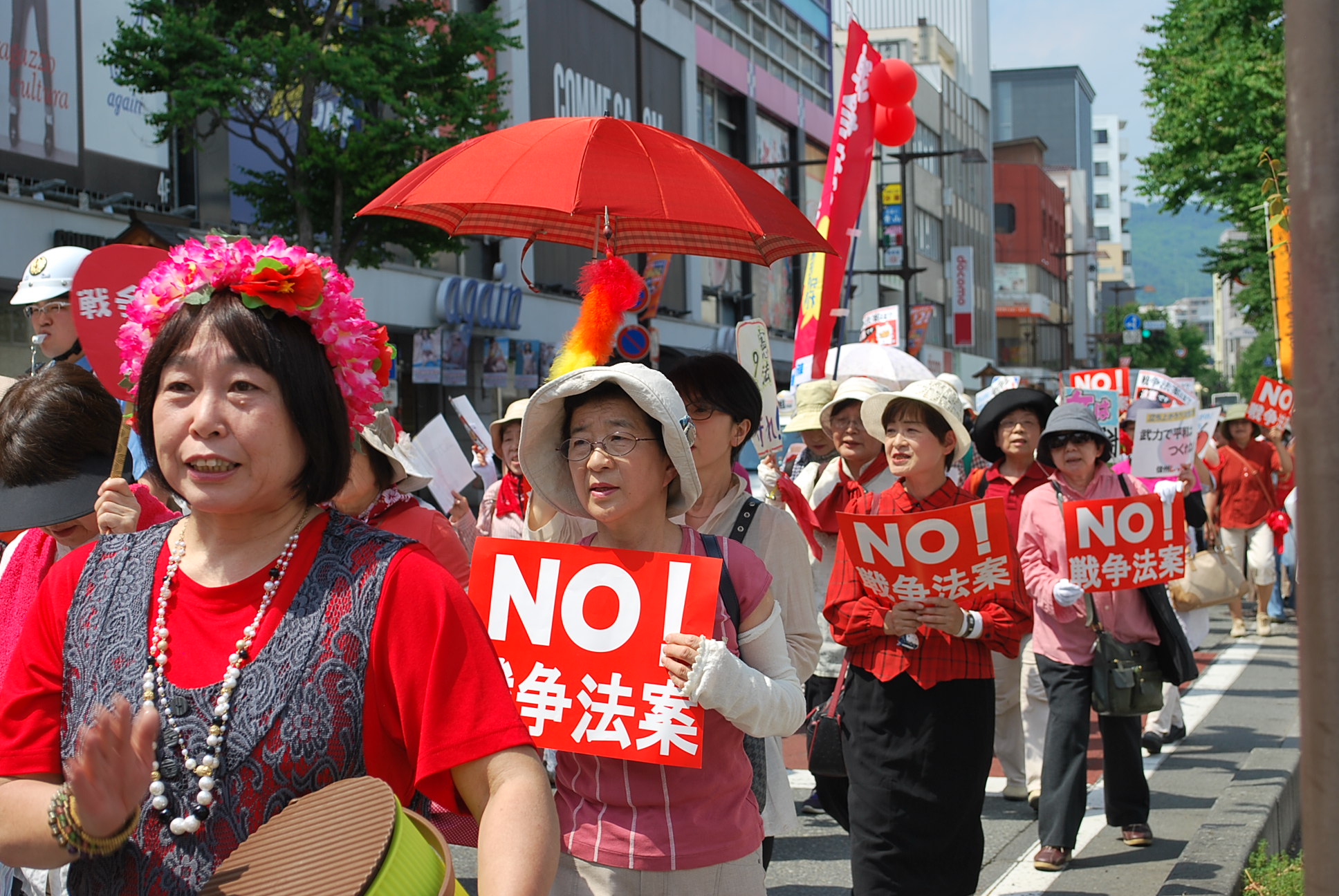 信州レッドアクション 「立ち上がろう女性たち、戦争法案反対デモ」 « 日本共産党長野県委員会WebSite