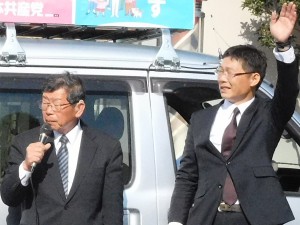 長野県東御市　当選から一夜明け、決意を述べる平林（左）、窪田両市議