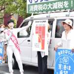 パネルを使って宣伝する平候補
